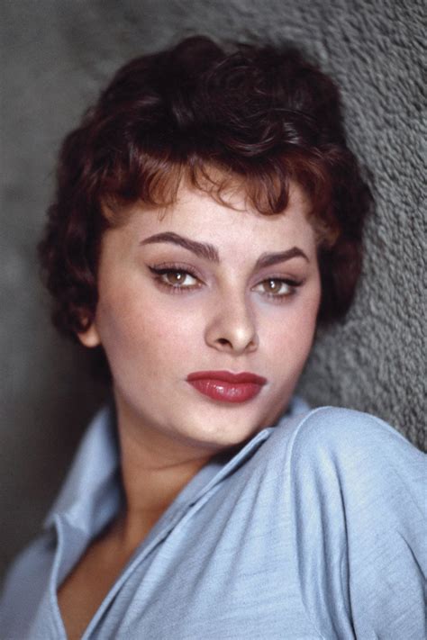 Defying Standards: The Iconic Style of Sophia Loren