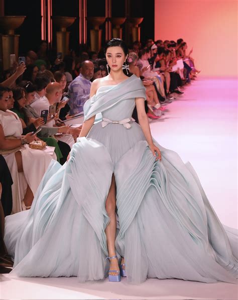 Height and Glamour: A Captivating Presence on the Runway