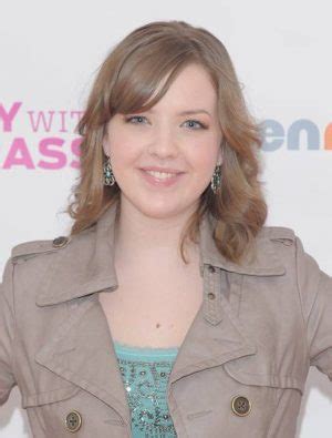 Learn About Aislinn Paul's Figure and Body Measurements