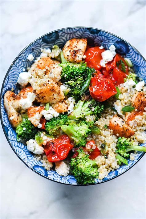 Protein-Packed and Fiber-Rich: Grilled Chicken with Quinoa and Mixed Greens