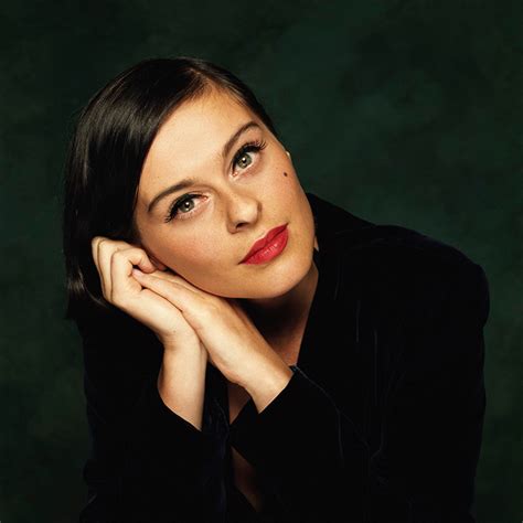 Style and Elegance: Lisa Stansfield's Fashion and Iconic Looks