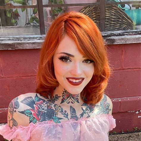 Understanding Elea Suicide's Unique Style and Persona