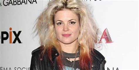 Unveiling Alison Mosshart's Height and Figure